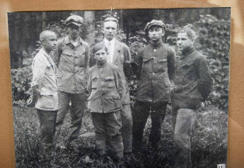 ИТАР-ТАСС: ВЛАДИМИР СИНДЕЕВ СТЕПАН БАНДЕРА, УЧЕНИК 6-ГО КЛАССА СТРИЙСКОЙ ГИМНАЗИИ ИМ. А. ШЕПТИЦКОГО (В ЦЕНТРЕ НА ПЕРВОМ ПЛАНЕ)