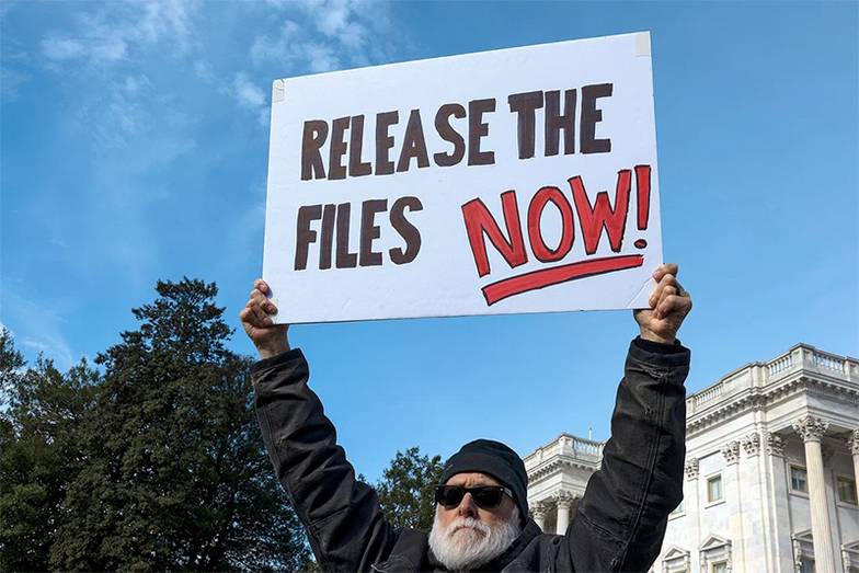  Общественность долго добивалась обнародования файлов по делу Эпштейна