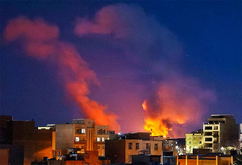 EPA/ABEDIN TAHERKENAREH Пентагон отчитался о 15 тысячах ударов по Ирану лишь за первые две недели войны