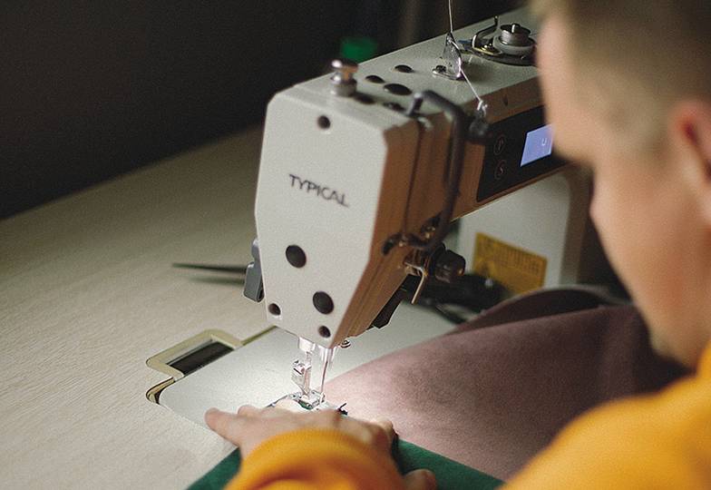 предоставлено компанией «Хочустул» Производство началось по методу Остапа Бендера и Кисы Воробьянинова: купили стул за девять тысяч рублей, принесли его в офис после закрытия шоурума, а потом  разломали и распотрошили на составные части, пытаясь понять, как он устроен и из чего состоит