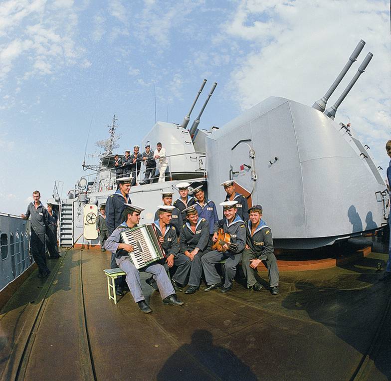 ИЛЬЕНКО ЮРИИ/ФОТОХРОНИКА ТАСС Краснознаменный Черноморский флот. Моряки отдыхают на палубе. Июнь 1985 г.