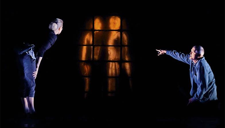  Сцена из спектакля «пожары»