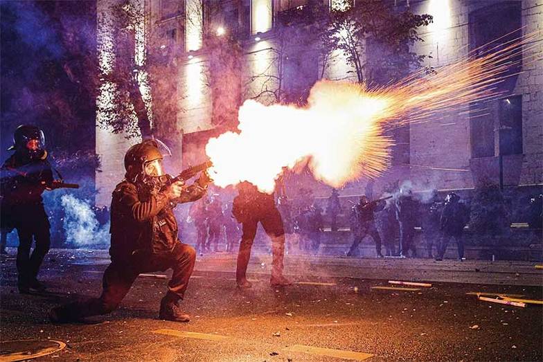 АЛЕКСАНДР ПАТРИН/ТАСС Против полиции протестанты применили «фейерверкомет», а также пытались поджечь здание парламента