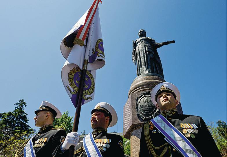 СЕРГЕЙМАЛЬГАВКО/ТАСС Военные моряки у памятника основательнице Черноморского флота и Севастополя императрице Екатерине II в 2019 г