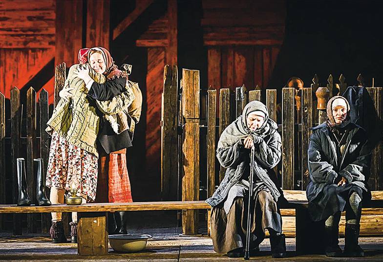  Художник-постановщик спектакля — Александр Боровский, художник по костюмам — Мария Боровская