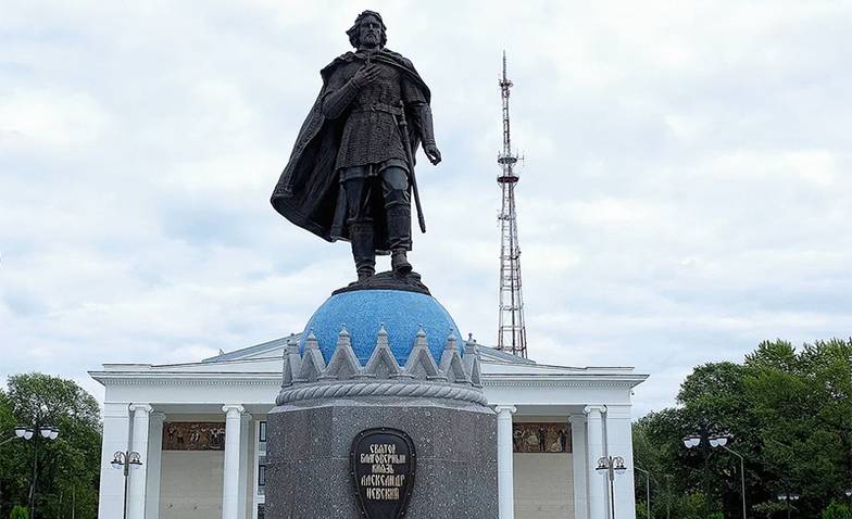 Фото предоставлено пресс-службой губернатора Кировской области Храм Александра Невского, взорванный после революции, восстановить было невозможно — для этого пришлось бы сносить часть зданий. Поэтому построили новую гранитную площадь и поставили памятник Александру Невскому
