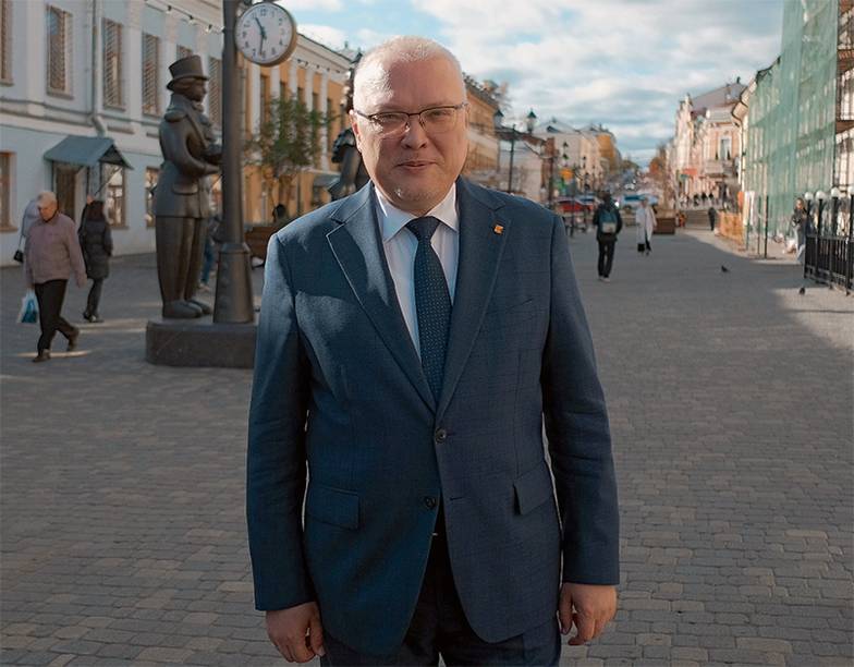 Фото предоставлено пресс-службой губернатора Кировской области На «Вятском Арбате», пешеходной улице Спасской, рядом с кафе «Щедрин» с висящим над входом говорящим лозунгом: «Ешь, люби, живи на Вятке»