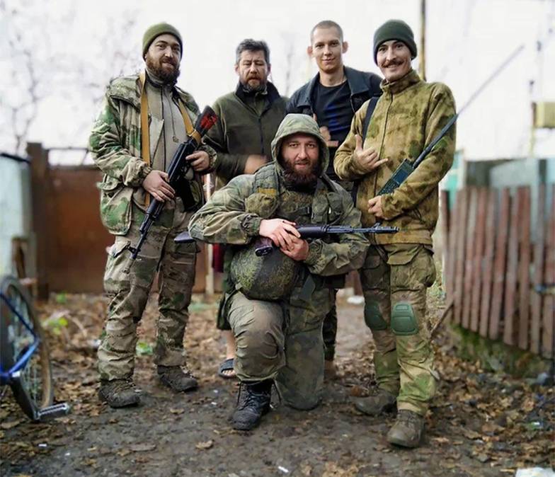 ИЗ ЛИЧНОГО АРХИВА ОЛЕГ ГРАБОВСКИЙ (НА ПЕРЕДНЕМ ПЛАНЕ) ВО ВРЕМЯ СЛУЖБЫ В ДОНБАССЕ