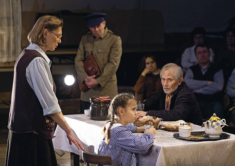 ПРЕСС-СЛУЖБА ТЕАТРА «СФЕРА» В основе спектакля «Прозрачное солнце осени» — рассказы советских писателей  Юрия Домбровского, Юрия Казакова и Юрия Трифонова