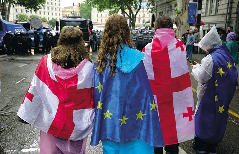 AP PHOTO/ZURAB TSERTSVADZE Участницы митинга против принятого парламентом законопроекта об иноагентах в Тбилиси