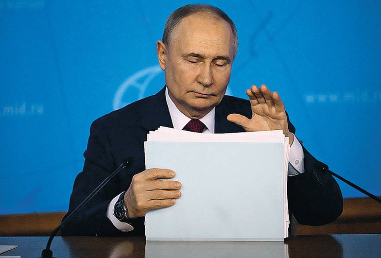 ТАСС Владимир Путин во время встречи с руководством МИД России