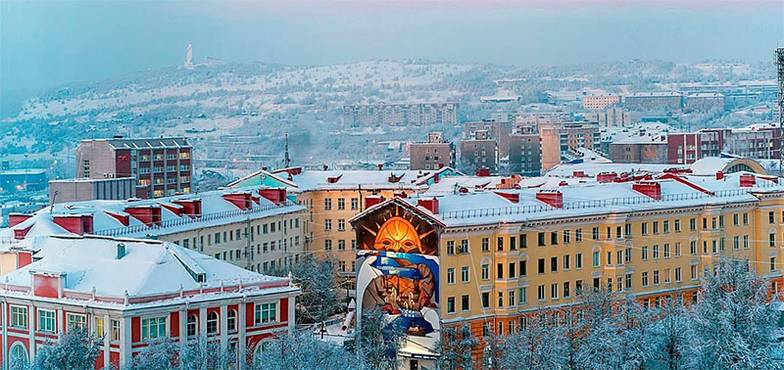 из личного архива Кирилла Ведерникова Муралы не просто вписываются в контекст места, они наполняют смыслом пространство, одухотворяя и оживляя его. «Восход», Мурманск, 2023 год