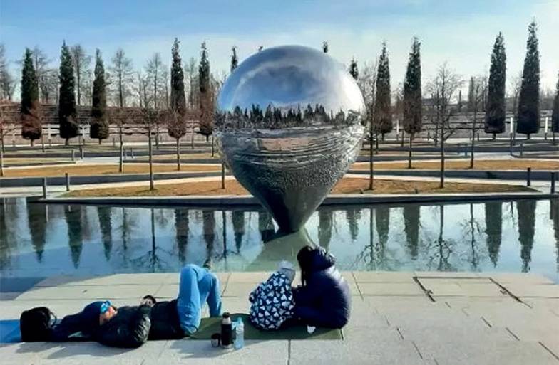 ФОТО: NOVYEFOTO.RU Люди проводят время в этом парке даже зимой посреди рабочего дня