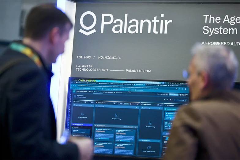 ФОТО: EPA:HANNIBAL HANSCHKE Основные клиенты компании Palantir — спецслужбы,  военные и полиция