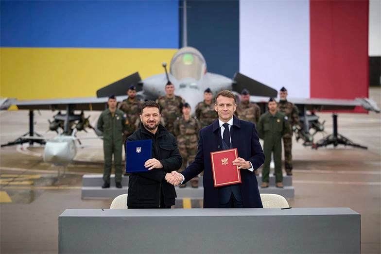 UKRAINIAN PRE/PLANET PIX VIA ZUMA В 2025 ГОДУ ПРЕЗИДЕНТ ФРАНЦИИ ЭММАНУЭЛЬ МАКРОН ОБЕЩАЛ ПОСТАВИТЬ ВЛАДИМИРУ ЗЕЛЕНСКОМУ 100 ИСТРЕБИТЕЛЕЙ RAFALE. ПОКА ЧТО В РАМКАХ ПОДПИСАННОГО МЕМОРАНДУМА НЕ БЫЛО ПЕРЕДАНО НИ ОДНОГО САМОЛЕТА