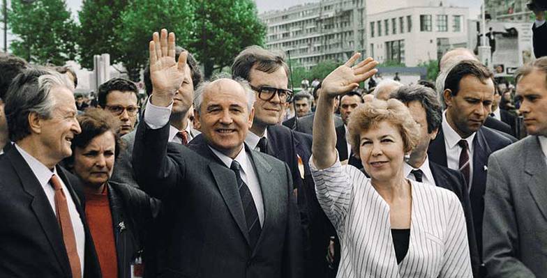 БУДАН ВИКТОР, СЕНЦОВ АЛЕКСАНДР/ФОТОХРОНИКА ТАСС Михаил Горбачев и Раиса Горбачева на площади Бастилии (Франция. Париж. 4 июля 1989 года)