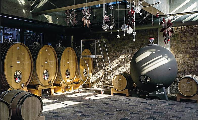  Вино в «Сикорах» выдерживается в деревянных бочках, в стальных емкостях и а уникальных для России бетонных сферах