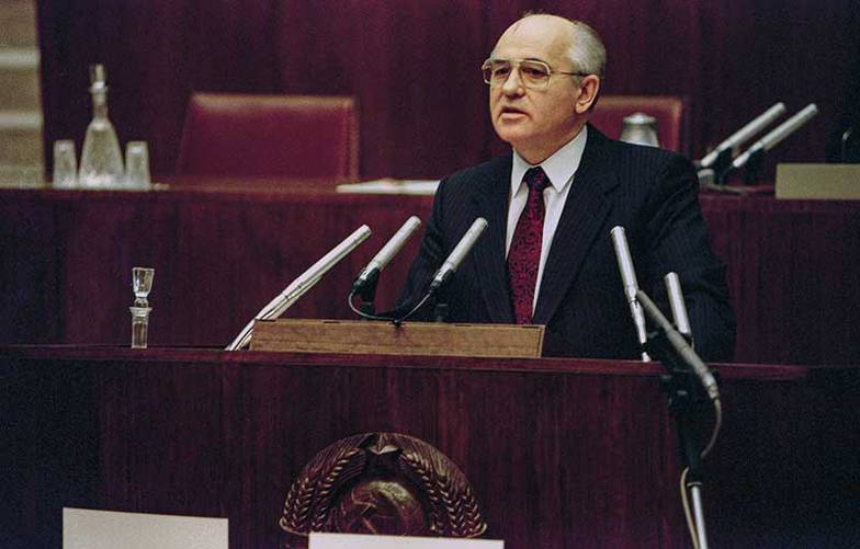 EPA/VASSILI KORNEYE Президент СССР Михаил Горбачев на последней в истории сессии Верховного Совета СССР (24 декабря 1991 года)