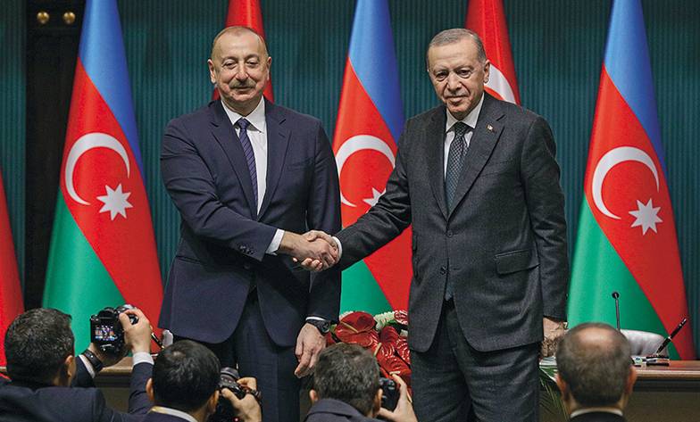 AP/TASS «Для президента Азербайджана Ильхама Алиева (слева) это, конечно, месть. Он считает, что армяне тридцать лет оккупировали его страну, он вырос с этим. А у президента  Турции Реджепа Эрдогана это миссия по созданию новой великой Турции, которая станет чуть ли не глобальной державой. К сожалению, и в том и в другом случае мы им  очень мешаем», — считает Артур Хачикян