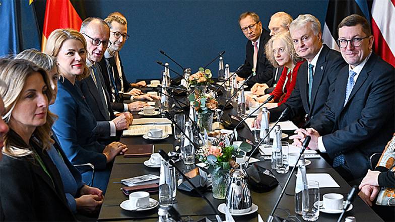 EPA/SVEN HOPPE Даже робкие попытки отдельных национальных лидеров установить технические каналы дипломатии с Россией  становятся невозможны на фоне жесткой риторики Брюсселя