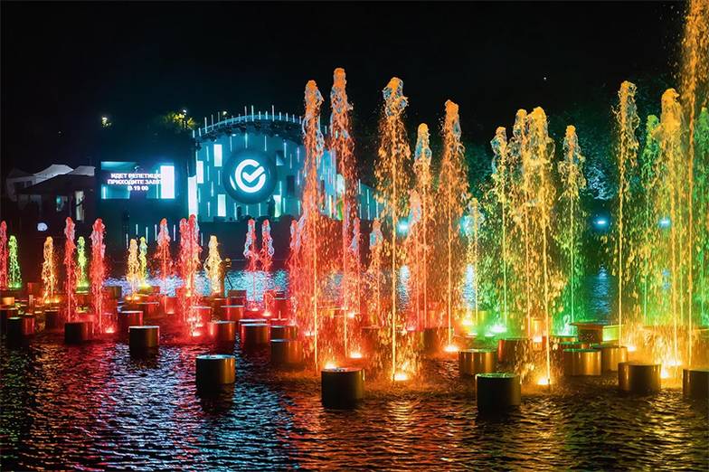 Фото предоставлено пресс-службой губернатора Кировской области На юбилей города Сбербанк подарил Кирову невероятно красивый фонтан — цветомузыкальный, в форме кукарских кружев, символа города
