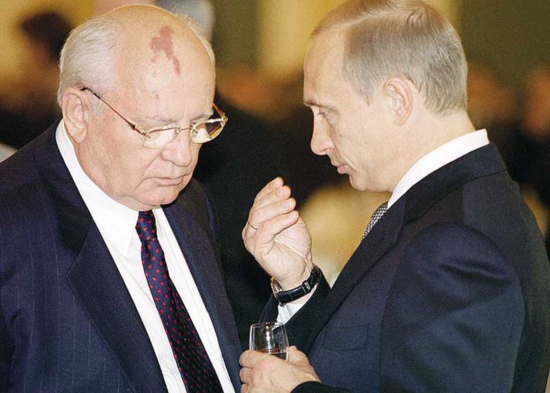 ФОТО ВЛАДИМИРА РОДИОНОВА И СЕРГЕЯ ВЕЛИЧКИНА (ИТАР-ТАСС Михаил Горбачев и Владимир Путин на торжественном приеме по случаю Дня России (12 июня 2002 года)