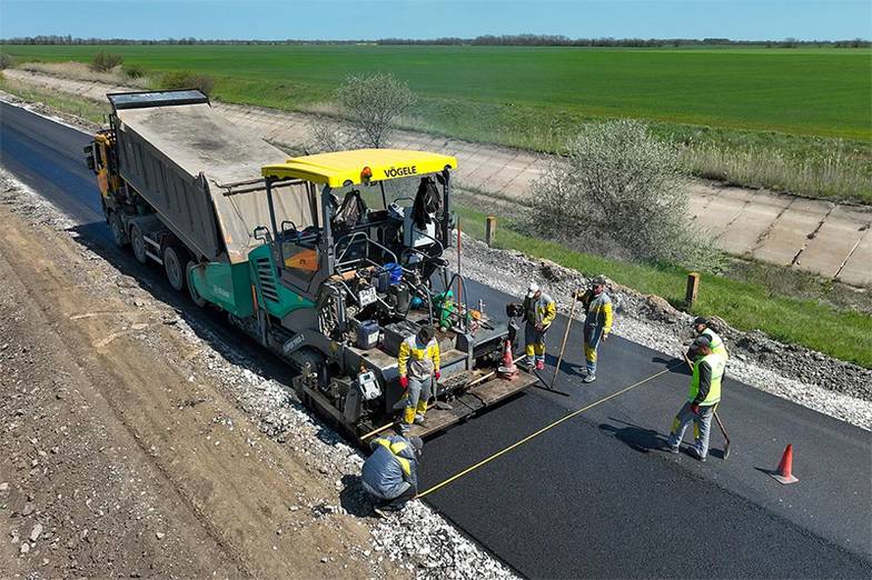 АЛЕКСЕЙ КОНОВАЛОВ/ТАСС Добавление малой доли углеродных нанотрубок в асфальт армирует покрытие на молекулярном уровне. За счет  этого оно служит намного дольше