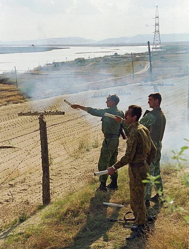 ФОТОХРОНИКА ТАСС «За рекой». Пограничники осматривают границу у реки Пяндж