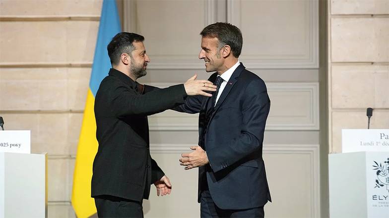 AP PHOTO/CHRISTOPHE ENA Украинский лидер Владимир Зеленский регулярно встречается в Париже с президентом Франции Эммануэлем  Макроном. На фото: с женами