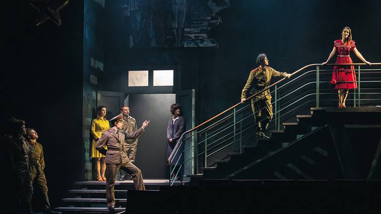 ПРЕСС-СЛУЖБА ТЕАТРА ИМ. ВАХТАНГОВА Максим Севриновский в роли генерала Бочажка в спектакле Светланы Земляковой «Генерал и его семья» на сцене Театра имени Вахтангова