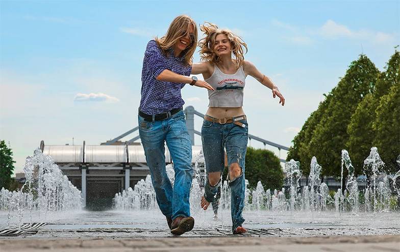  Подростки по-прежнему заводят друзей и романтические отношения, кто-то лучше,  кто-то хуже