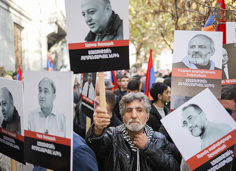 АЛЕКСАНДР ПАТРИН/ТАСС Участник демонстрации в поддержку политических заключенных у здания Генеральной прокуратуры Республики Армения