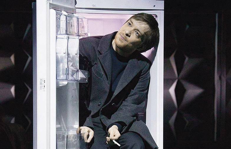 ПРЕСС-СЛУЖБА ТЕАТРА ИМ. ВАХТАНГОВА Максим Севриновский в роли Сергеева в спектакле Светланы Земляковой «Сергеев и городок» на сцене Театра имени Вахтангова