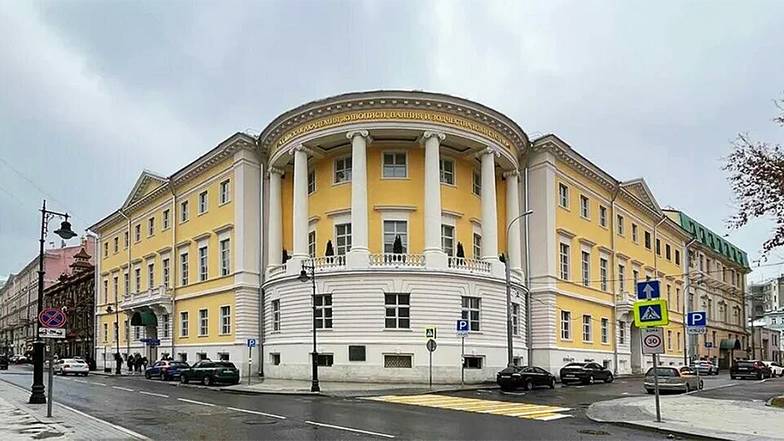  Дом Юшкова на Мясницкой улице в Москве. Построен в конце XVIII века на оброк с крестьян прихода села  Кудиново, где Иван Юшков владел деревнями, и, вероятно, из кудиновского же кирпича. Подмосковные  крепостные быстро встраивались в рыночные отношения