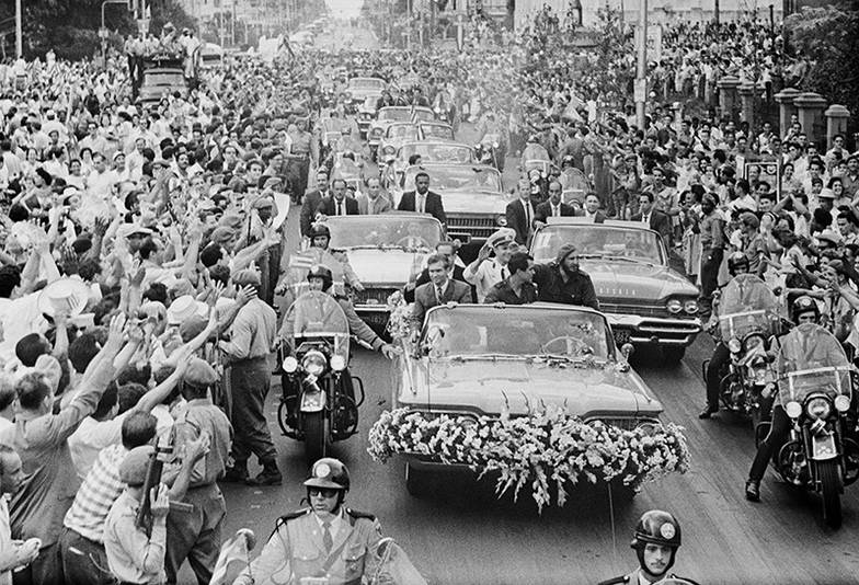 ТАСС В первые месяцы после первого полета в космос Юрию Гагарину выпала непростая миссия быть посланцем своей страны в новой космической эре на всех континентах. На фото: встреча первого космонавта на Кубе 24 июля 1961 года. В первом автомобиле кортежа справа от Гагарина лидер кубинской революции Фидель Кастро