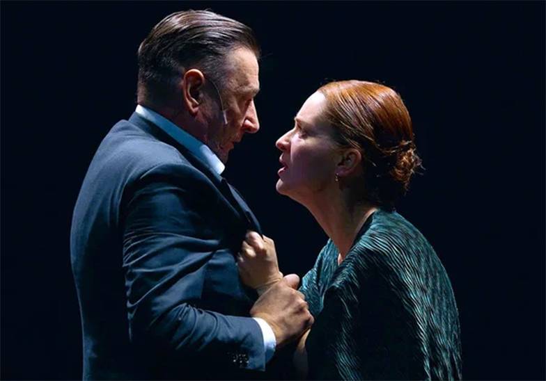 ВИКТОРИЯ ТУРКИНА, ПРЕДОСТАВЛЕНО ТЕАТРОМ «ШАЛОМ» Родители (Дмитрий Цурский и Ксения Роменкова)  в ужасе от ощущения своего полнейшего краха