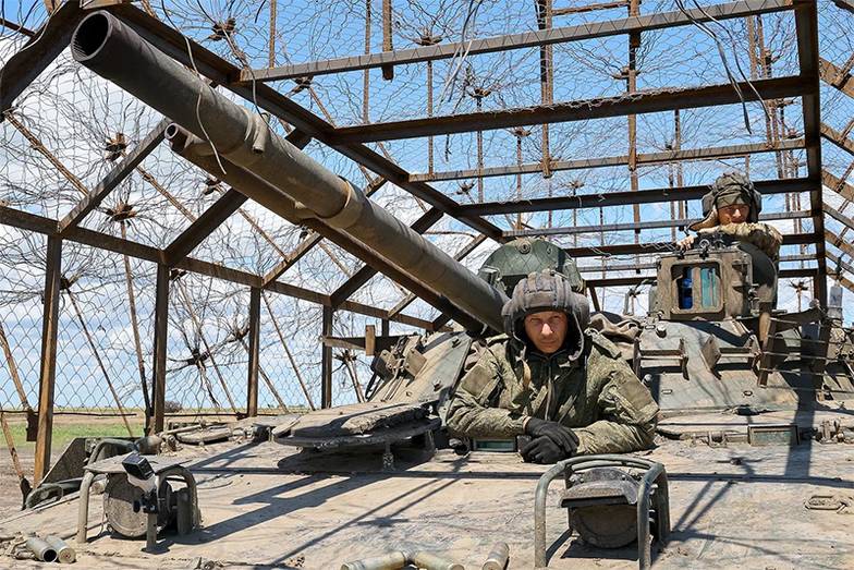 ALEXANDER POLEGENKO/TASS ВОЕННОСЛУЖАЩИЕ ГРУППЫ «ДНЕПР» ВООРУЖЕННЫХ СИЛ РОССИИ НА БМП-3 ВО ВРЕМЯ БОЕВЫХ УЧЕНИЙ НА ЗАПОРОЖСКОМ ФРОНТЕ