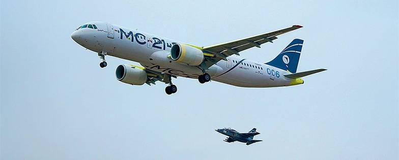 ПРЕДОСТАВЛЕНО ОАК В небе два самолета, разработанных под руководством Виталия Нарышкина: самолет Як-130 сопровождает МС-21