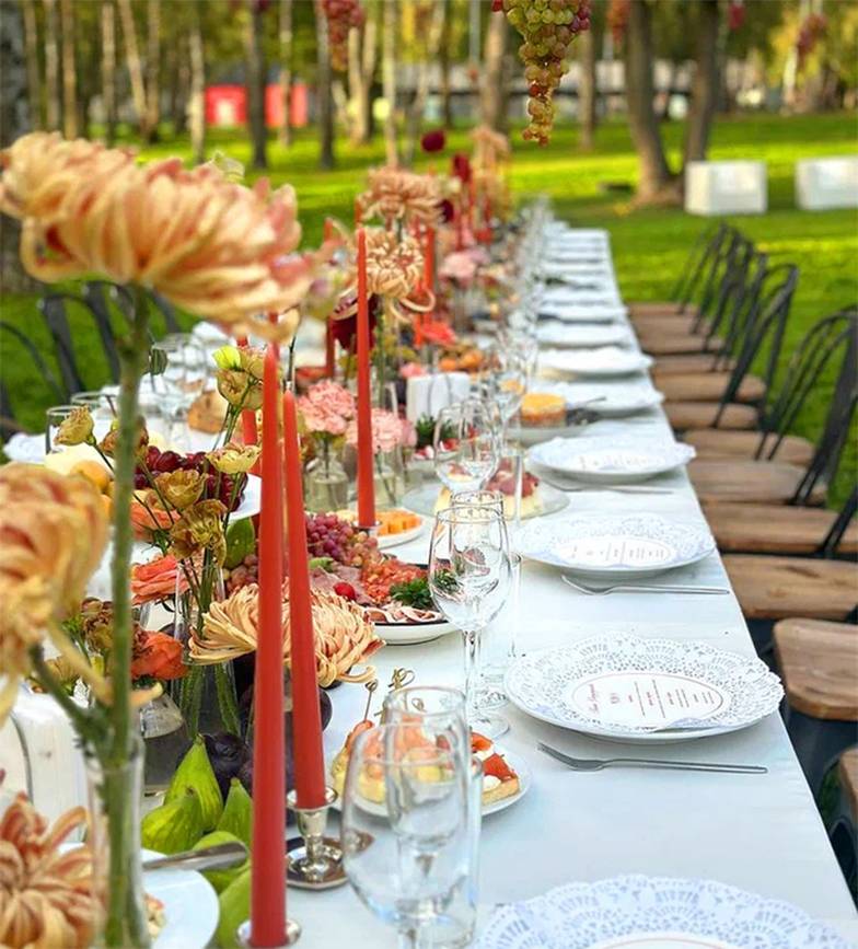  Аренда банкетного зала недорогого ресторана  с базовым меню обойдется примерно в 80 тыс. рублей