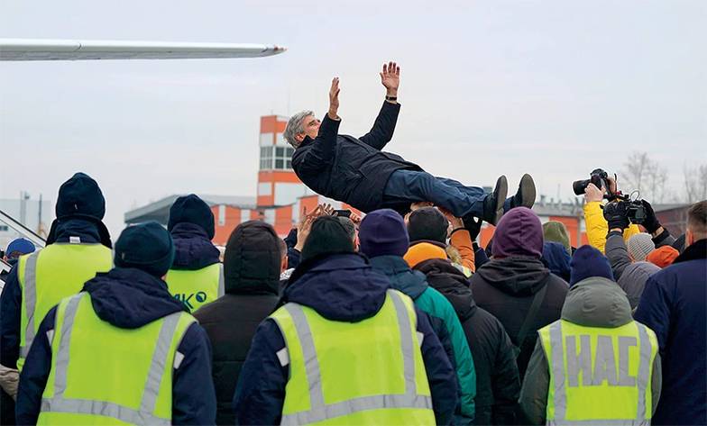 ПРЕДОСТАВЛЕНО ОАК По авиационной традиции главного конструктора, как и летчиков-испытателей,  качают после успешного первого полета