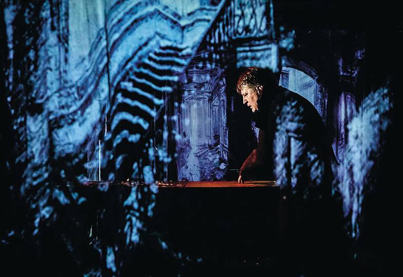 ПРЕСС-СЛУЖБА РАМТ В спектакле звучат фрагменты из произведений Александра Грина «Новый цирк», «Рука», «Крысолов»,  «Фанданго» «Бегущая по волнам»