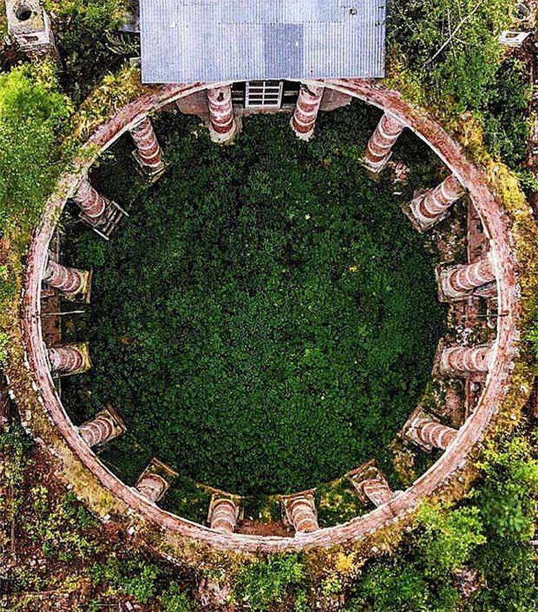  Жизненный круг людей в Калязинском уезде строился вокруг храма и заповедей: дети рождались, чтобы молиться,  трудиться и плодиться, как и их предки. Храм Благовещения в Будимирове, современное состояние, вид сверху