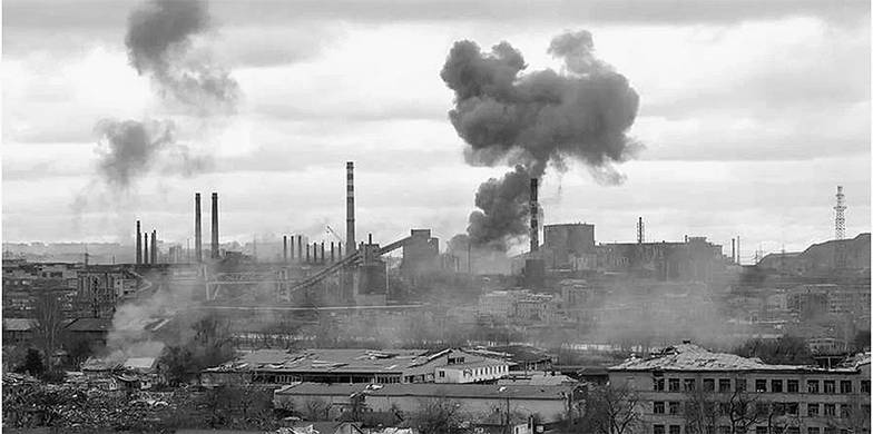  Вид на военный Мариуполь