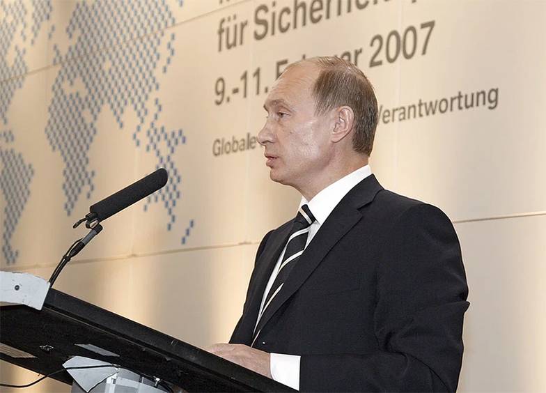 ANTJE WILDGRUBE/DPA/ФОТО ИТАР-ТАСС «Процесс натовского расширения не имеет никакого  отношения к модернизации самого Альянса или  к обеспечению безопасности в Европе. Наоборот,  это серьезно провоцирующий фактор, снижающий  уровень взаимного доверия». Президент России  Владимир Путин, из выступления на Мюнхенской  конференции по безопасности 12 февраля 2007 года