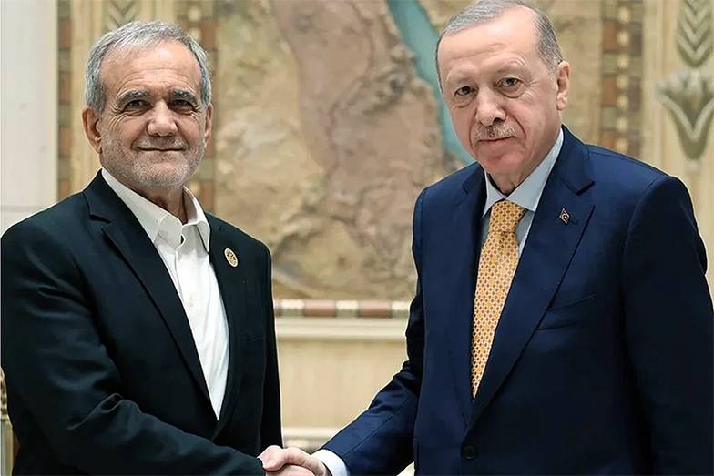  В телефонном разговоре с президентом Ирана Масудом Пезешкианом,  состоявшемся в начале марта, президент Турции Реджеп Эрдоган (справа) отметил,  что Турция не намерена вступать в конфронтацию с Ираном и что официальная  Анкара готова сделать все возможное для снижения напряженности в регионе