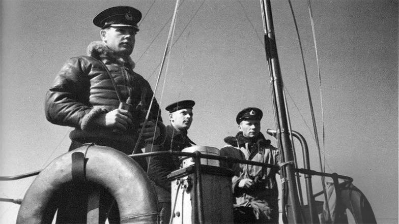 БАЛТИЙСКИЙ ФЛОТ. ТРИ ВЕКА НА СЛУЖБЕ ОТЕЧЕСТВУ. СПБ: ИЗДАТЕЛЬСКИЙ ДОМ «ИЗМАЙЛОВСКИЙ», 2002 КОМАНДИР ДИВИЗИОНА КАТЕРНЫХ ТРАЛЬЩИКОВ ГЕРОЙ СОВЕТСКОГО СОЮЗА КАПИТАН 3-ГО РАНГА Ф. Е. ПАХОЛЬЧУК НА ХОДОВОМ МОСТИКЕ
