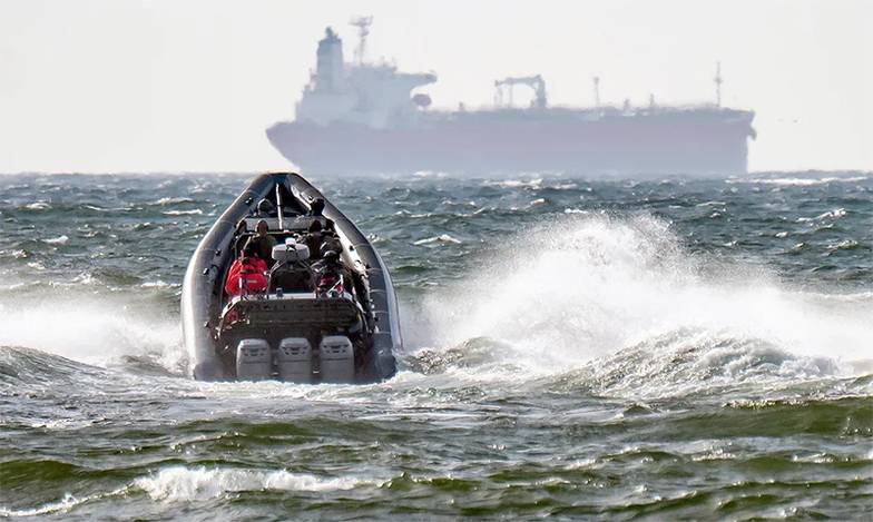 ФОТО: EPA/JOHAN NILSSON SWEDEN OUT БЕРЕГОВАЯ ОХРАНА ШВЕЦИИ В МАРТЕ 2023 ГОДА ЗАДЕРЖАЛА ТАНКЕР SEA OWL I И АРЕСТОВАЛА КАПИТАНА-РОССИЯНИНА ЯКОБЫ ЗА ИСПОЛЬЗОВАНИЕ ПОДДЕЛЬНЫХ ДОКУМЕНТОВ