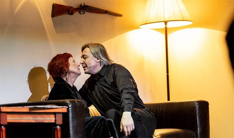 Елена Лапина, предоставлено  МТЮЗом Мария влюблена в Серебрякова (Виктория Верберг  и Игорь Балалаев)