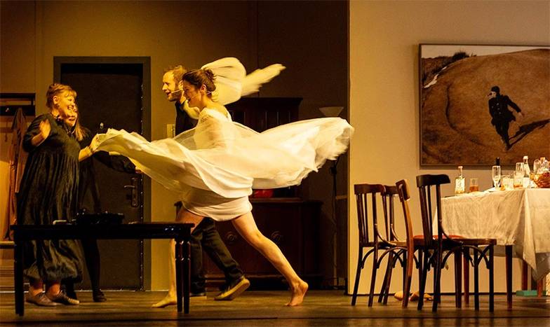 Елена Лапина, предоставлено  МТЮЗом Радость Елены заразительна (Полина Одинцова, Максим Виноградов, Марина Зубанова, Евгения Михеева)