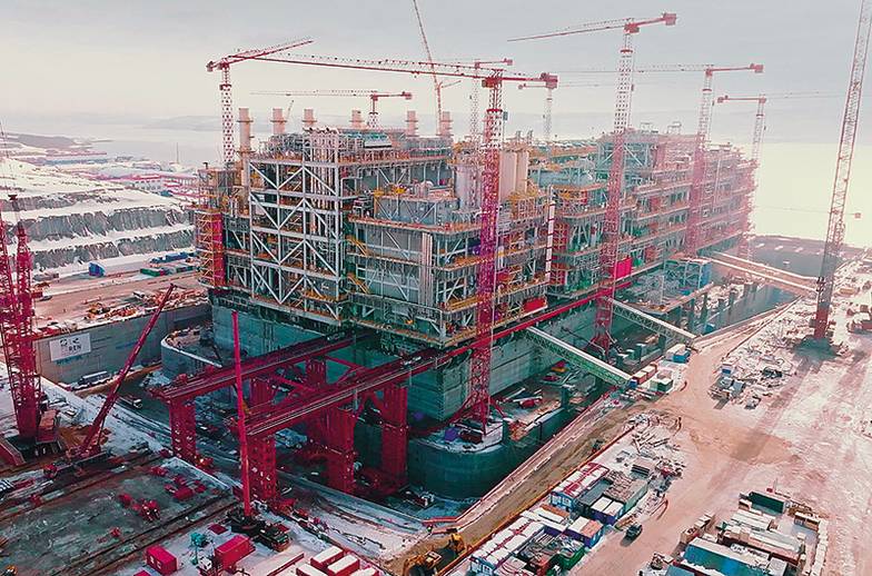  «НоваТЭК» освоил поточное производство технологических линий СПГ-заводов на гравитационных основаниях в своем Центре строительства крупнотоннажных морских  сооружений (ЦСКМС) в Белокаменке Мурманской области. На фото: в сухом доке ЦСКМС идет строительство первой технологической линии завода «Арктик СПГ-2». В августе  2023 года готовая линия была отбуксирована в Обскую губу к полуострову Гыдан на место своей постоянной эксплуатации. В ближайшее время она даст первый СПГ